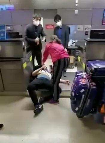 华人登机爆料视频真实,真实还原航班惊险瞬间  第1张 华人登机爆料视频真实,真实还原航班惊险瞬间  第1张